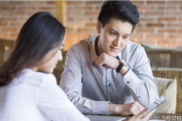 男生喜歡一個(gè)人會(huì)主動(dòng)嗎 男生對女生有好感的表現(xiàn) 男生喜歡一個(gè)人會(huì)主動(dòng)嗎 男生對女生有好感的表現(xiàn)