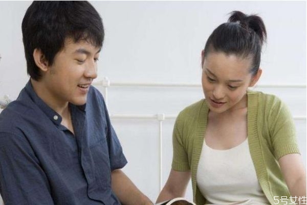 男生喜歡一個(gè)人會(huì)主動(dòng)嗎 男生對女生有好感的表現(xiàn) 男生喜歡一個(gè)人會(huì)主動(dòng)嗎 男生對女生有好感的表現(xiàn)