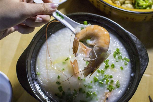 海鮮粥是發(fā)物嗎 海鮮粥是寒性的嗎 海鮮粥是發(fā)物嗎 海鮮粥是寒性的嗎