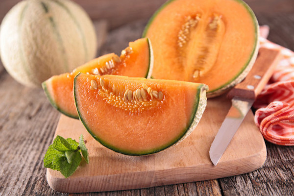 哈密瓜外面發(fā)霉了還能吃嗎 吃了發(fā)霉的哈密瓜會(huì)怎樣 哈密瓜外面發(fā)霉了還能吃嗎 吃了發(fā)霉的哈密瓜會(huì)怎樣