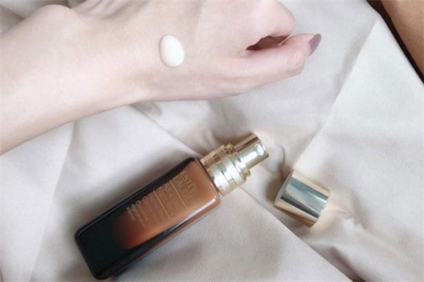 雅詩蘭黛高能小棕瓶和小棕瓶的區(qū)別 高能小棕瓶成分 雅詩蘭黛高能小棕瓶和小棕瓶的區(qū)別 高能小棕瓶成分