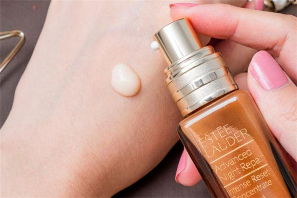 雅詩蘭黛高能小棕瓶白天能用嗎 高能小棕瓶只能晚上用嗎 雅詩蘭黛高能小棕瓶白天能用嗎 高能小棕瓶只能晚上用嗎