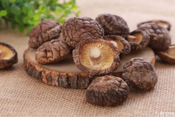 香菇是什么菇呢 香菇有什么營(yíng)養(yǎng)價(jià)值呢 香菇是什么菇呢 香菇有什么營(yíng)養(yǎng)價(jià)值呢