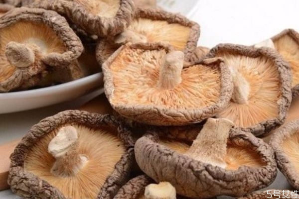 香菇是什么菇呢 香菇有什么營(yíng)養(yǎng)價(jià)值呢 香菇是什么菇呢 香菇有什么營(yíng)養(yǎng)價(jià)值呢