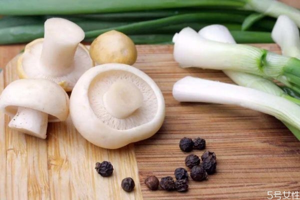 什么是口蘑呢 口蘑有什么營養(yǎng)價(jià)值呢 什么是口蘑呢 口蘑有什么營養(yǎng)價(jià)值呢