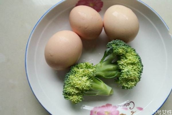 雞蛋可以減肥嗎 減肥吃雞蛋要注意什么呢 雞蛋可以減肥嗎 減肥吃雞蛋要注意什么呢