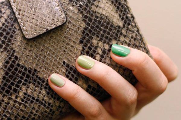 自己涂的指甲油需要烤嗎 怎樣能減少美甲的傷害 自己涂的指甲油需要烤嗎 怎樣能減少美甲的傷害