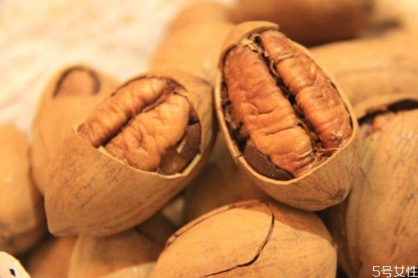 吃碧根果有什么注意的呢 什么人不能吃碧根果呢 吃碧根果有什么注意的呢 什么人不能吃碧根果呢