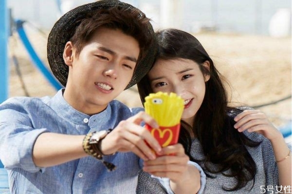 內(nèi)向男人愛一個(gè)人方式有哪些 怎么看出內(nèi)向男人喜歡你 內(nèi)向男人愛一個(gè)人方式有哪些 怎么看出內(nèi)向男人喜歡你