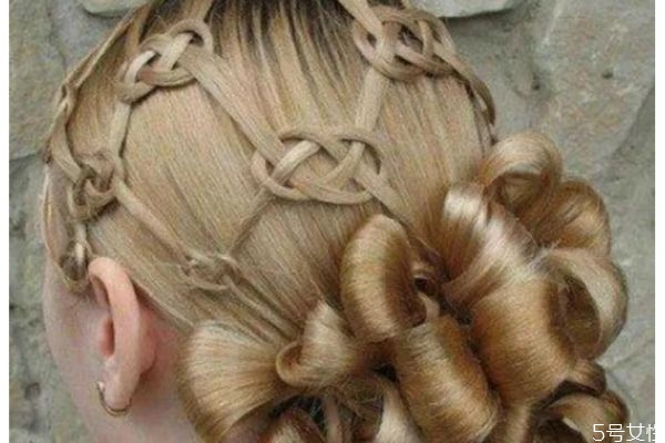 什么是蝎子辮 蝎子辮怎么扎呢 什么是蝎子辮 蝎子辮怎么扎呢