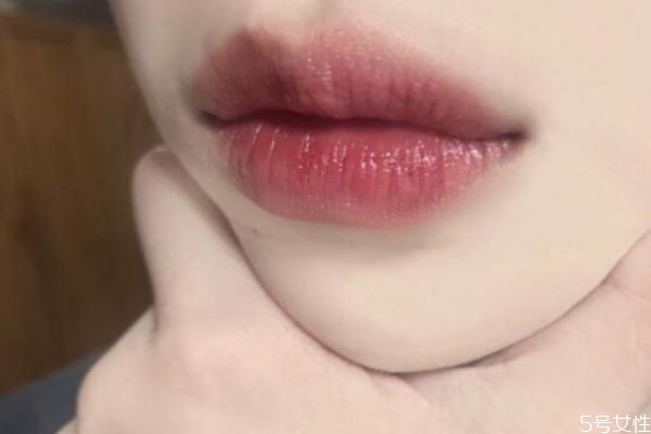 女人必備三款口紅顏色是哪些 根據(jù)膚色選口紅的方法 女人必備三款口紅顏色是哪些 根據(jù)膚色選口紅的方法