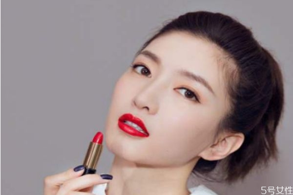 唇釉和口紅的區(qū)別是什么 建議買口紅還是買唇釉 唇釉和口紅的區(qū)別是什么 建議買口紅還是買唇釉