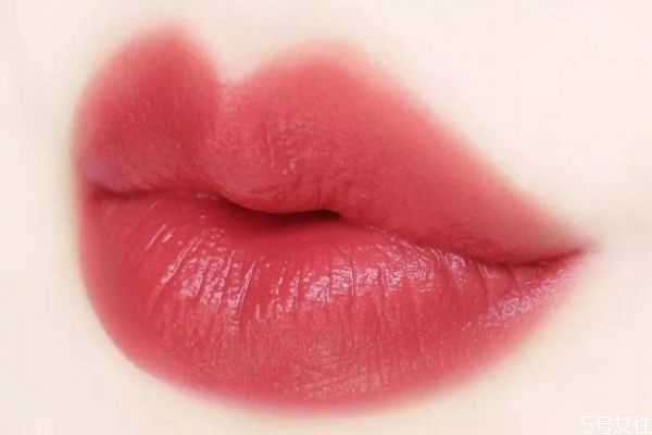女人必備三款口紅顏色是哪些 根據(jù)膚色選口紅的方法 女人必備三款口紅顏色是哪些 根據(jù)膚色選口紅的方法