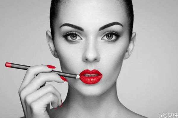 嘴唇里面一圈涂不上怎么辦 下嘴唇內(nèi)側(cè)涂不上口紅 嘴唇里面一圈涂不上怎么辦 下嘴唇內(nèi)側(cè)涂不上口紅