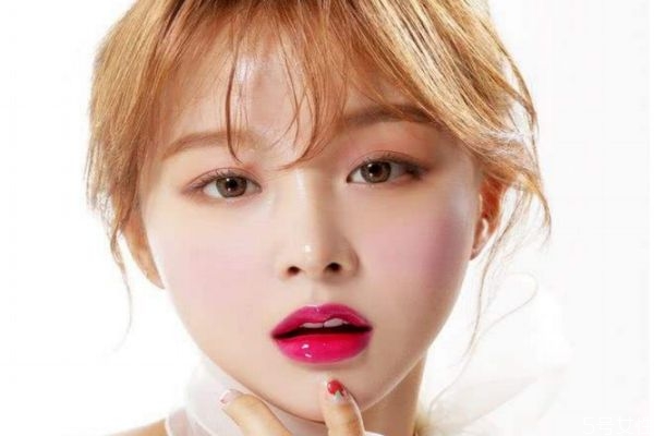 嘴唇里面一圈涂不上怎么辦 下嘴唇內(nèi)側(cè)涂不上口紅 嘴唇里面一圈涂不上怎么辦 下嘴唇內(nèi)側(cè)涂不上口紅