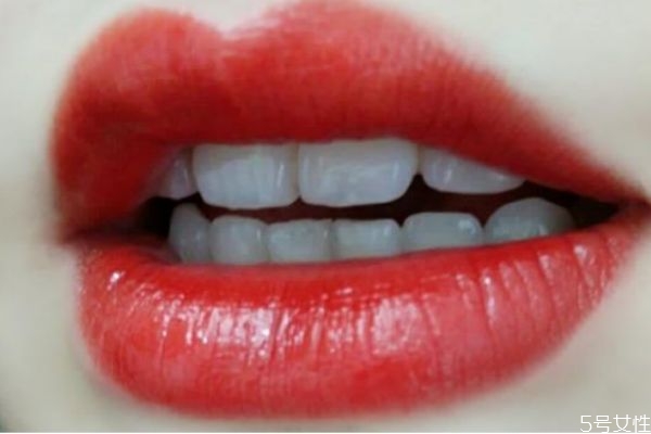 唇釉可以一直橫著放嗎 唇釉豎著放還是橫著放 唇釉可以一直橫著放嗎 唇釉豎著放還是橫著放