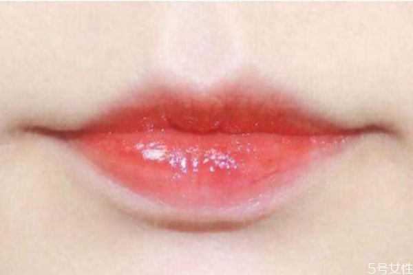 涂了唇釉為什么不能抿嘴 唇釉的錯誤使用方法 涂了唇釉為什么不能抿嘴 唇釉的錯誤使用方法