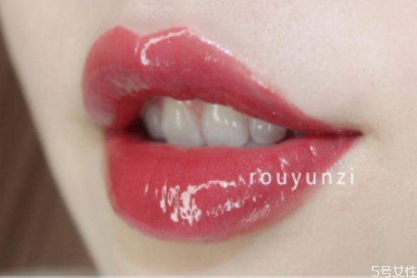 唇釉可以一直橫著放嗎 唇釉豎著放還是橫著放 唇釉可以一直橫著放嗎 唇釉豎著放還是橫著放