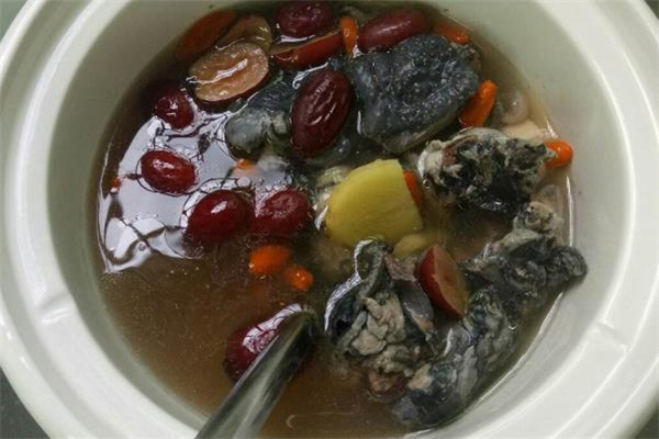 烏雞湯太油了怎么辦 烏雞湯和老母雞湯哪個(gè)更補(bǔ) 烏雞湯太油了怎么辦 烏雞湯和老母雞湯哪個(gè)更補(bǔ)