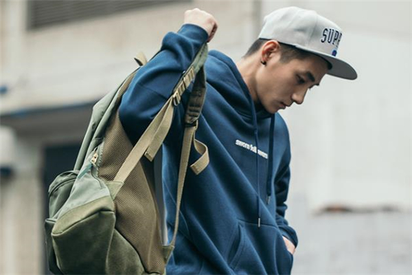 男生穿衛(wèi)衣配什么帽子好看 男生衛(wèi)衣搭配帽子圖片 男生穿衛(wèi)衣配什么帽子好看 男生衛(wèi)衣搭配帽子圖片