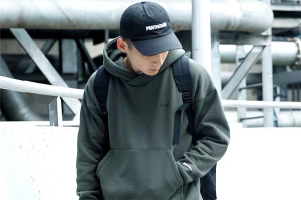 男生穿衛(wèi)衣配什么帽子好看 男生衛(wèi)衣搭配帽子圖片 男生穿衛(wèi)衣配什么帽子好看 男生衛(wèi)衣搭配帽子圖片