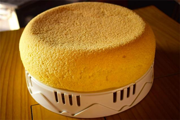 電飯煲做蛋糕沒熟透怎么辦 電飯鍋?zhàn)龅案鉃槭裁磿? alt=