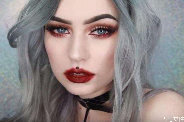 新手化妝應(yīng)注意哪些細(xì)節(jié) 新手化妝不能過量的地方是哪里 新手化妝應(yīng)注意哪些細(xì)節(jié) 新手化妝不能過量的地方是哪里