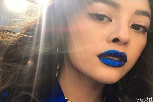 新手化妝應(yīng)注意哪些細(xì)節(jié) 新手化妝不能過量的地方是哪里 新手化妝應(yīng)注意哪些細(xì)節(jié) 新手化妝不能過量的地方是哪里