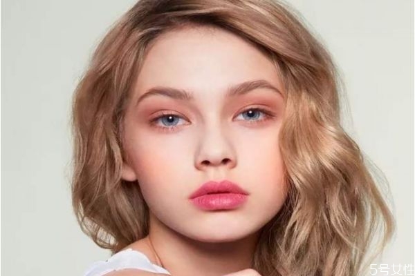 新手化妝應(yīng)注意哪些細(xì)節(jié) 新手化妝不能過量的地方是哪里 新手化妝應(yīng)注意哪些細(xì)節(jié) 新手化妝不能過量的地方是哪里