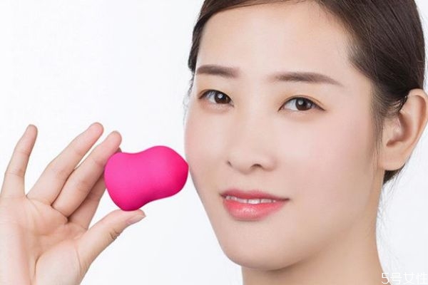 怎么用美妝蛋上腮紅 美妝蛋上腮紅步驟 怎么用美妝蛋上腮紅 美妝蛋上腮紅步驟