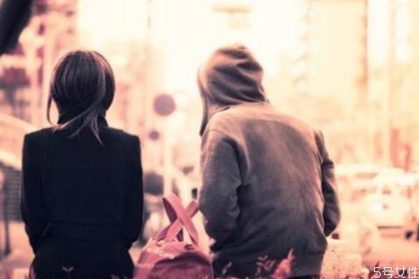 戀愛會(huì)讓人盲目嗎 戀愛中人智商真的為零嗎 戀愛會(huì)讓人盲目嗎 戀愛中人智商真的為零嗎