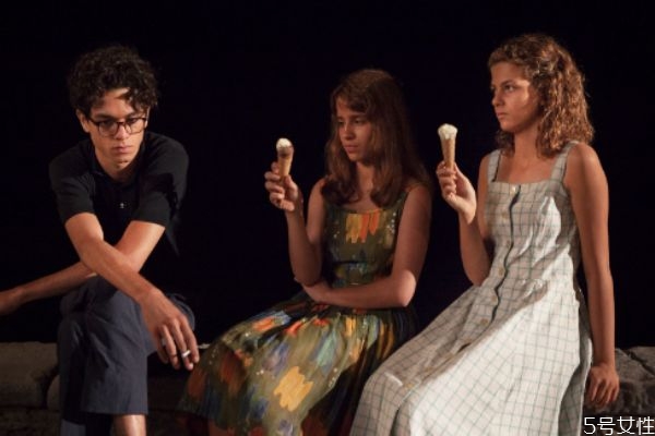 男人腳踏兩條船時有什么表現(xiàn) 渣男有什么特征 男人腳踏兩條船時有什么表現(xiàn) 渣男有什么特征