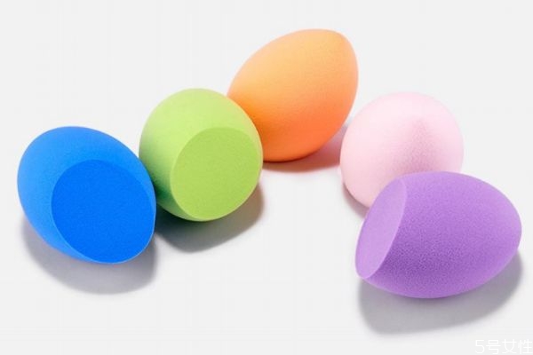 怎么用美妝蛋上腮紅 美妝蛋上腮紅步驟 怎么用美妝蛋上腮紅 美妝蛋上腮紅步驟