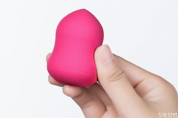 怎么用美妝蛋上腮紅 美妝蛋上腮紅步驟 怎么用美妝蛋上腮紅 美妝蛋上腮紅步驟