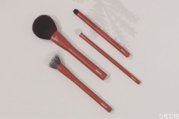 化妝刷洗完后黏黏的是怎么回事 洗化妝刷用冷水還是熱水 化妝刷洗完后黏黏的是怎么回事 洗化妝刷用冷水還是熱水