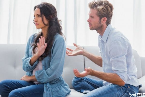 夫妻之間要不要查看對方手機(jī) 夫妻間該不該互看手機(jī) 夫妻之間要不要查看對方手機(jī) 夫妻間該不該互看手機(jī)