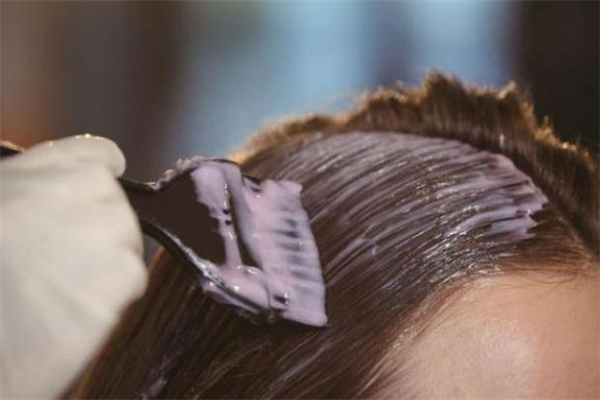 一次性染發(fā)劑怎么使用 一次性染發(fā)劑要洗頭嗎 一次性染發(fā)劑怎么使用 一次性染發(fā)劑要洗頭嗎