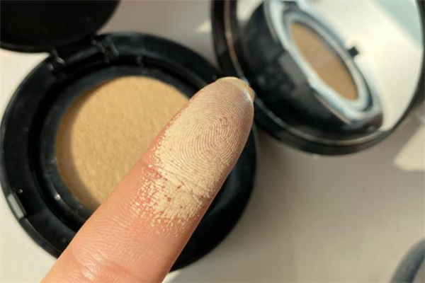 歐萊雅紅胖子氣墊專柜多少錢 歐萊雅紅胖子氣墊有幾個(gè)色號(hào) 歐萊雅紅胖子氣墊專柜多少錢 歐萊雅紅胖子氣墊有幾個(gè)色號(hào)