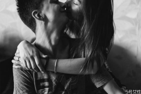 男人對你說這幾句話表明他想跟你復(fù)合 想和你復(fù)合的舉動 男人對你說這幾句話表明他想跟你復(fù)合 想和你復(fù)合的舉動