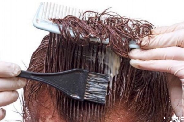 頭發(fā)染花了該怎么辦 頭發(fā)染花了怎么補(bǔ)救 頭發(fā)染花了該怎么辦 頭發(fā)染花了怎么補(bǔ)救