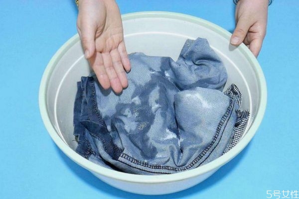 牛仔褲掉色怎么辦 牛仔褲掉色的解決方法 牛仔褲掉色怎么辦 牛仔褲掉色的解決方法
