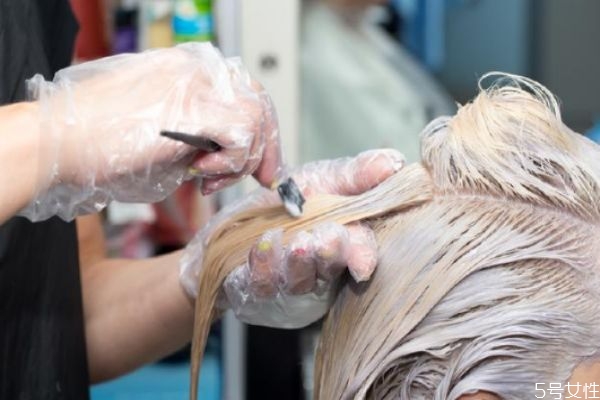 染發(fā)臉部染黑怎么洗掉 如何洗掉臉上的染發(fā)劑 染發(fā)臉部染黑怎么洗掉 如何洗掉臉上的染發(fā)劑