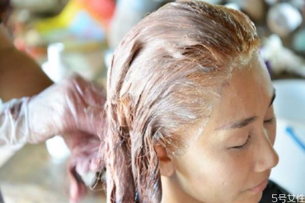 染發(fā)臉部染黑怎么洗掉 如何洗掉臉上的染發(fā)劑 染發(fā)臉部染黑怎么洗掉 如何洗掉臉上的染發(fā)劑