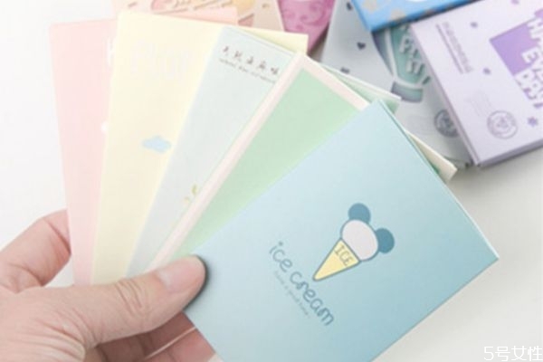 吸油紙好還是蜜粉紙好 用吸油紙的最佳時間 吸油紙好還是蜜粉紙好 用吸油紙的最佳時間