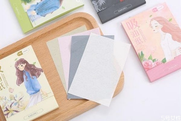 吸油紙好還是蜜粉紙好 用吸油紙的最佳時間 吸油紙好還是蜜粉紙好 用吸油紙的最佳時間