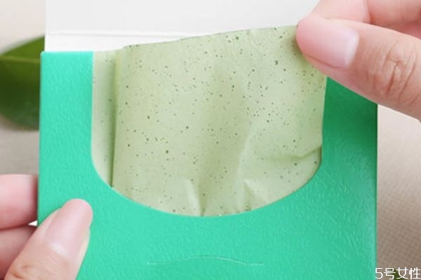 吸油紙好還是蜜粉紙好 用吸油紙的最佳時間 吸油紙好還是蜜粉紙好 用吸油紙的最佳時間