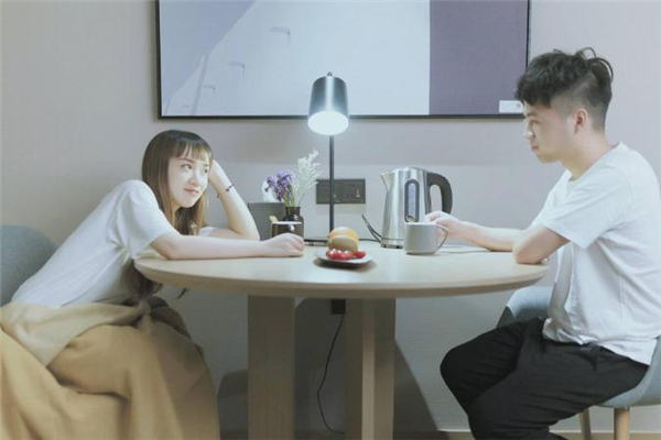 女朋友朋友圈沒有我正常嗎 女朋友朋友圈不秀恩愛的原因 女朋友朋友圈沒有我正常嗎 女朋友朋友圈不秀恩愛的原因