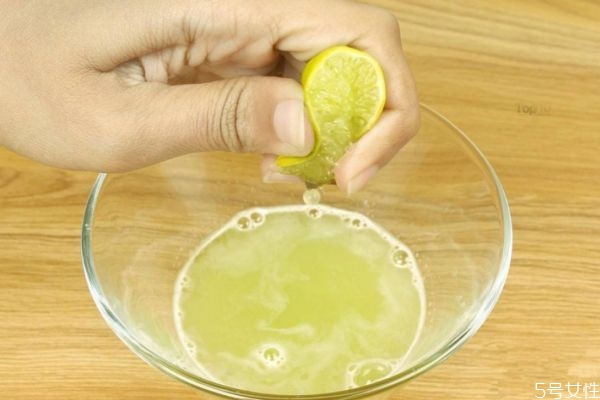 檸檬汁可以做面膜嗎 檸檬汁做面膜什么作用 檸檬汁可以做面膜嗎 檸檬汁做面膜什么作用