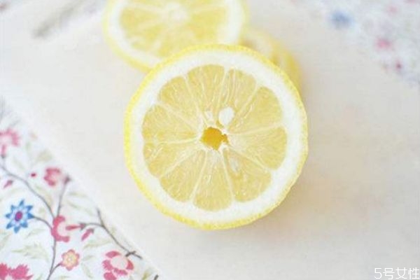 檸檬汁可以做面膜嗎 檸檬汁做面膜什么作用 檸檬汁可以做面膜嗎 檸檬汁做面膜什么作用