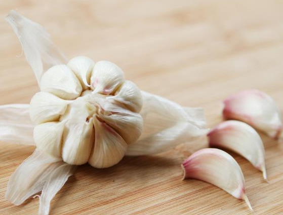 每天應(yīng)該吃多少大蒜 吃多了有什么壞處 每天應(yīng)該吃多少大蒜 吃多了有什么壞處